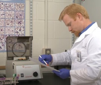 Клиника лечения наркозависимости в Лабытнанги Врач в кабинете клиники