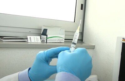 Проведение кодирования Вивитролом в Лабытнанги Шприц с Вивитролом в руках у врача